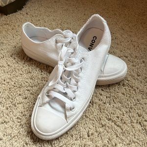Good condition white converse